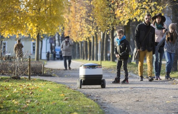 Робот на шест колела прави доставки на онлайн стоки до дома