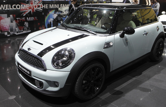 Световен рекорд - 28 жени в един Mini Cooper