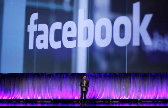 Facebook съди Yahoo