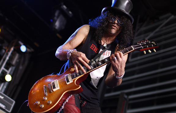 Slash идва в София - забранил е твърдия алкохол на музикантите си