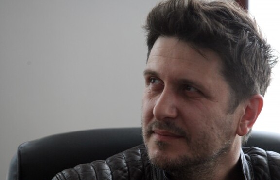 Асен Блатечки и любимата му позираха пред червено сърце