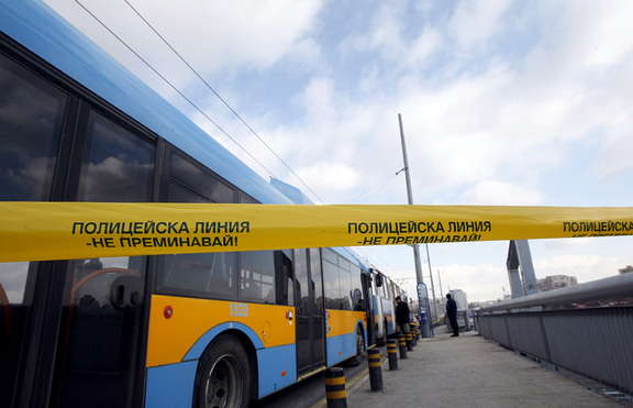 Шофьор на тролейбус скочи от мост пред погледите на пътниците