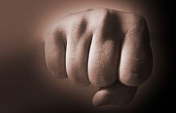 Ревнив младеж преби друг, флиртувал с приятелката му
