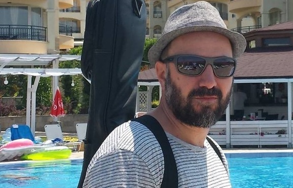 Димитър Маринов подарил китара на Стефан Вълдобрев