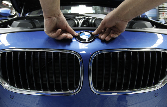 Мъж спечели BMW, като залепи ръката си за него за 87 часа