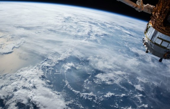 SpaceX планира да изстреля 4425 сателита за супербърз интернет в цял свят