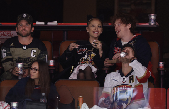 Връзката между Ариана Гранде и Итън Слейтър е станала токсична