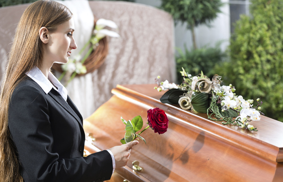 Мъж възкръсна по време на собственото си погребение и се разплака