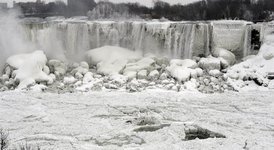Ниагара замръзна и се превърна в приказна картинка
