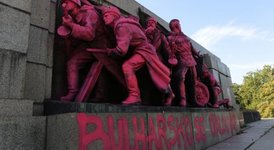 Паметникът на Съветската армия в розово